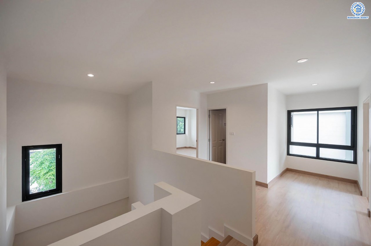 บ้านมือสองตกแต่งใหม่ โครงการ มณธานี บางแค บ้านเดี่ยว 3 ชั้นหลังมุม ดีไซน์หรูหรา เนื้อที่กว้าง 65.6 ตร.ว. พื้นที่ใช้สอย 240 ตร.ม. ฟังก์ชัน 5 ห้องนอน 4 ห้องน้ำ 2 ที่จอดรถ ฟังก์ชันครบตอบทุกไลฟ์สไตล์ บนทำเลศักยภาพ เชื่อมต่อถนนกาญจนาภิเษก ใกล้เดอะมอลล์บางแค ใกล้รถไฟฟ้าสายสีน้ำเงิน "สถานีหลักสอง" และจุดขึ้นทางด่วน "กาญจนาภิเษก"